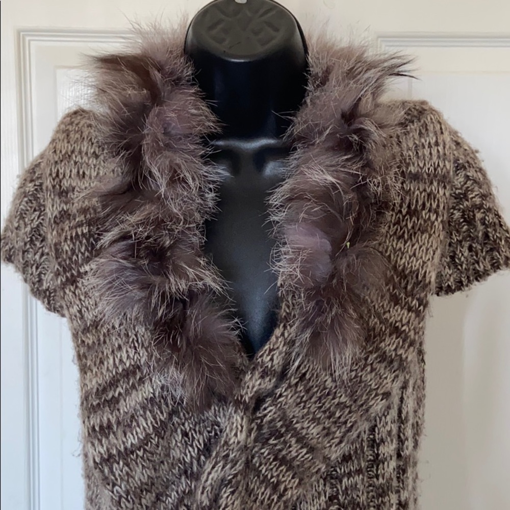 Knitted cardigan with fake fur.